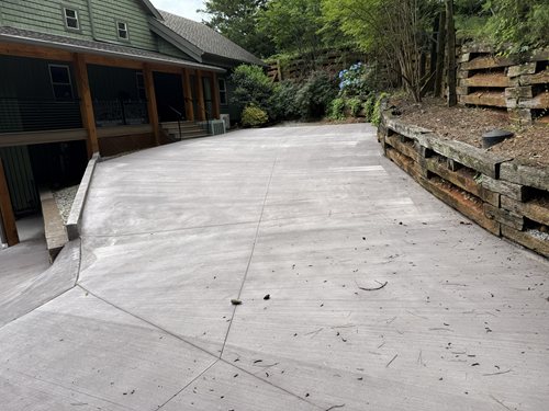 Broom Finish Driveway With Discoloration
Site
Solomon Colors
