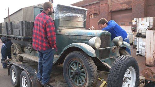 Men Inspecting Vintage Dump Truck
Site
Solomon Colors
