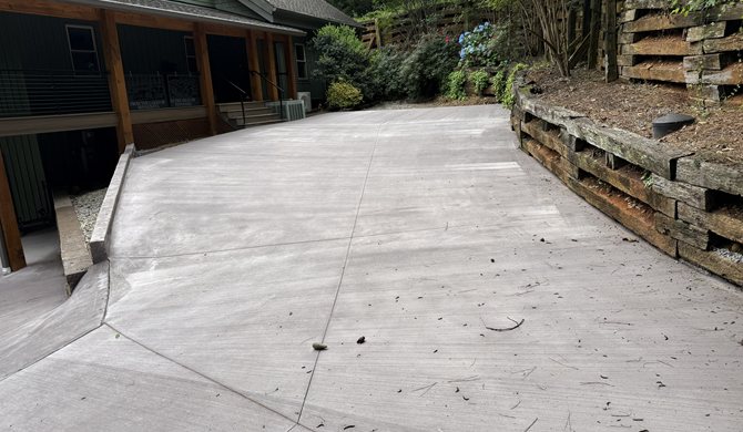 Broom Finish Driveway With Discoloration
Site
Solomon Colors
